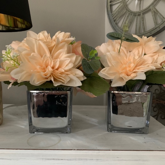 Floral Centerpiece - Picture 1 of 3